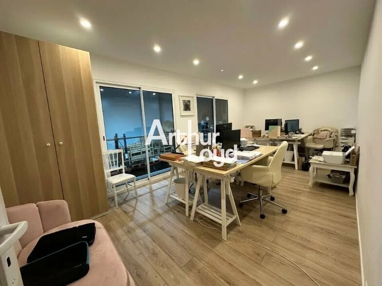 Flex in Vence for lease - Interior Photo - Image 3 of 5