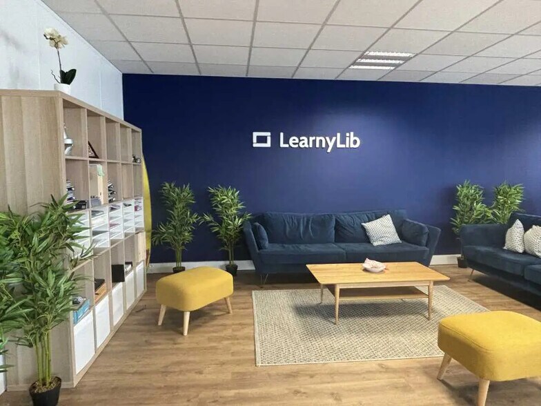 Office in Pessac for lease - Interior Photo - Image 1 of 7