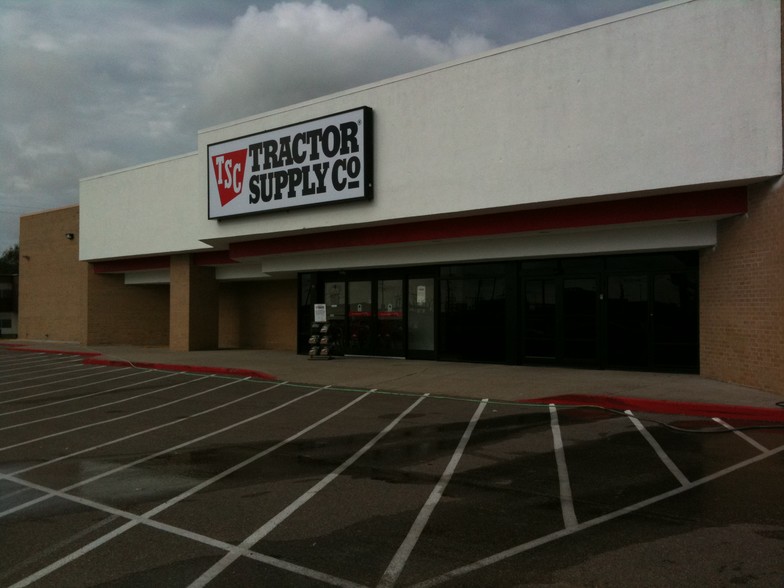 2331 S Brahma Blvd, Kingsville, TX for lease - Building Photo - Image 1 of 1