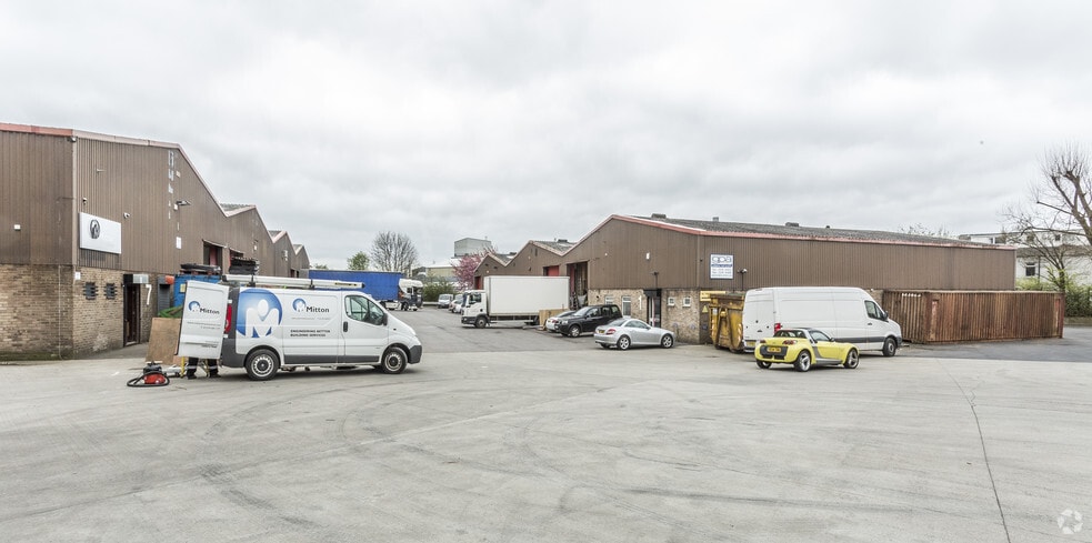 Brighouse Rd, Bradford for lease - Building Photo - Image 2 of 7