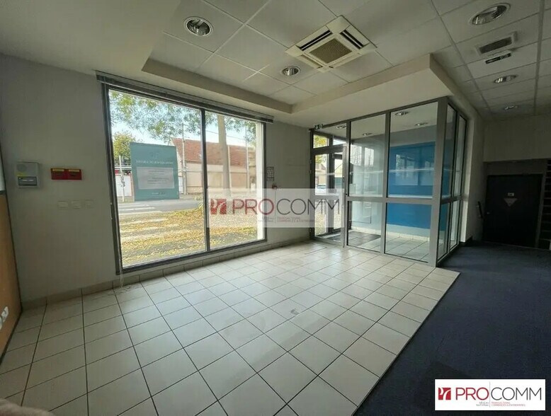 Retail in Luisant for lease - Building Photo - Image 3 of 10