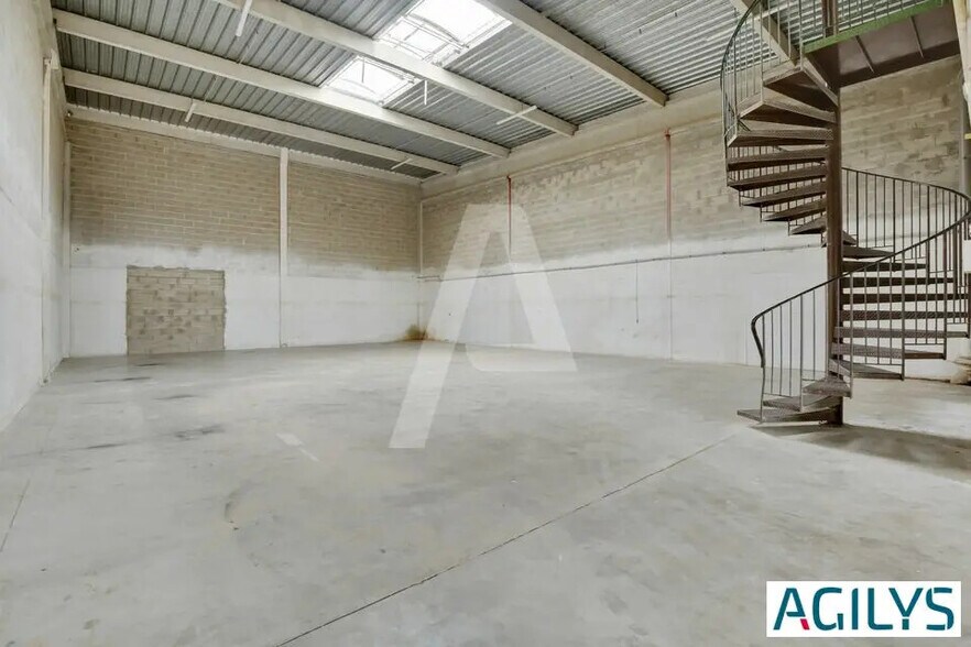 Flex in Les Ulis for lease - Interior Photo - Image 3 of 5