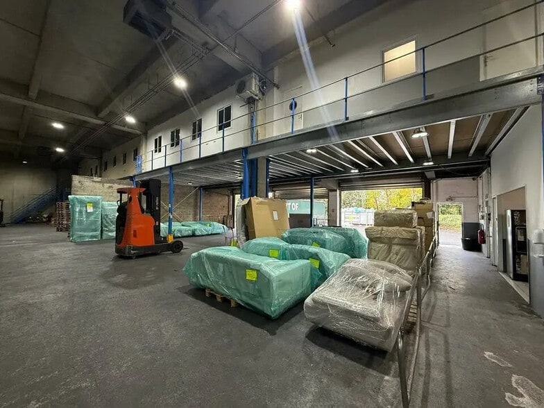 Industrial in Sarcelles for sale - Interior Photo - Image 1 of 3