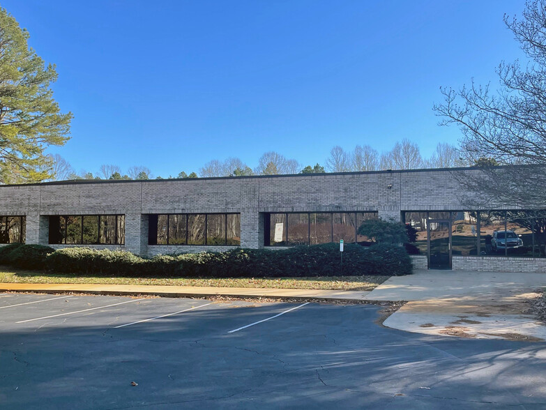 6204 Corporate Park Dr, Browns Summit, NC for sale - Building Photo - Image 1 of 1