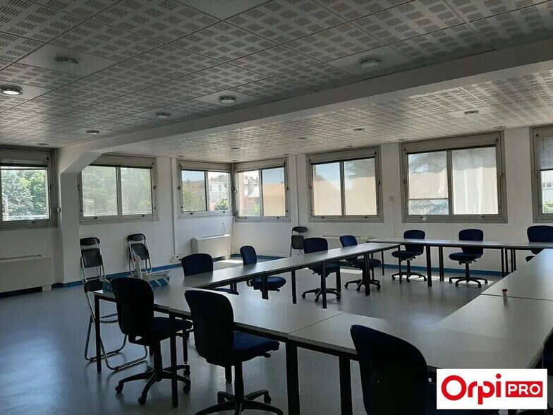 Office in Valence for sale - Building Photo - Image 2 of 10