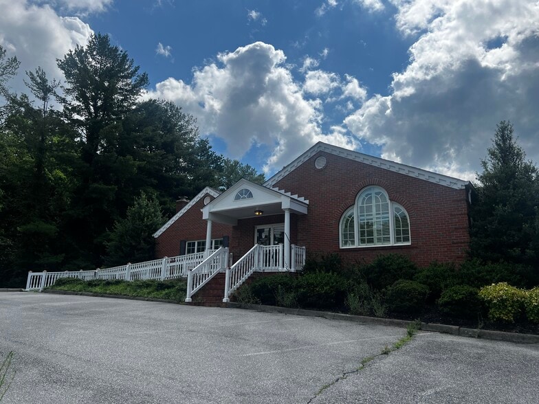 5604 Starkey Rd, Roanoke, VA for sale - Building Photo - Image 2 of 10