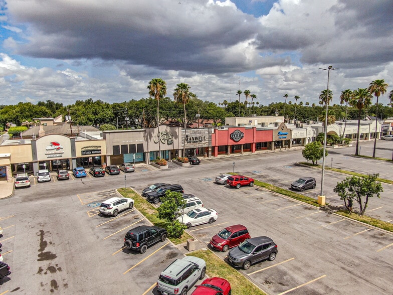 Town & Country Shopping Center portfolio of 2 properties for sale on LoopNet.com - Building Photo - Image 3 of 17