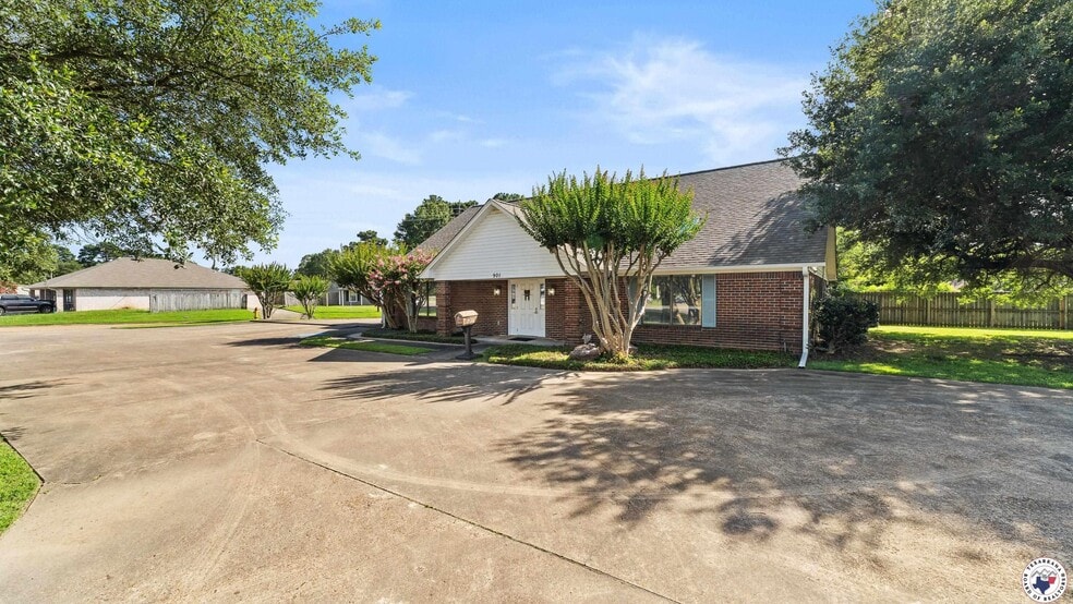 901 N Kings Hwy, Wake Village, TX for sale - Building Photo - Image 2 of 28
