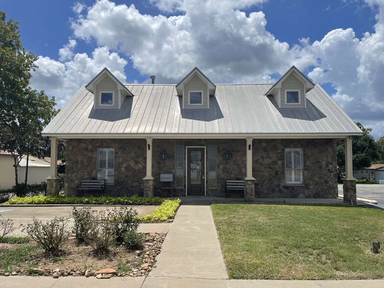 423 E Main St, Bellville, TX for sale - Primary Photo - Image 1 of 1