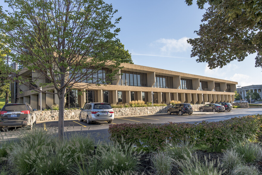 74 W Long Lake Rd, Bloomfield Hills, MI for lease - Building Photo - Image 1 of 6