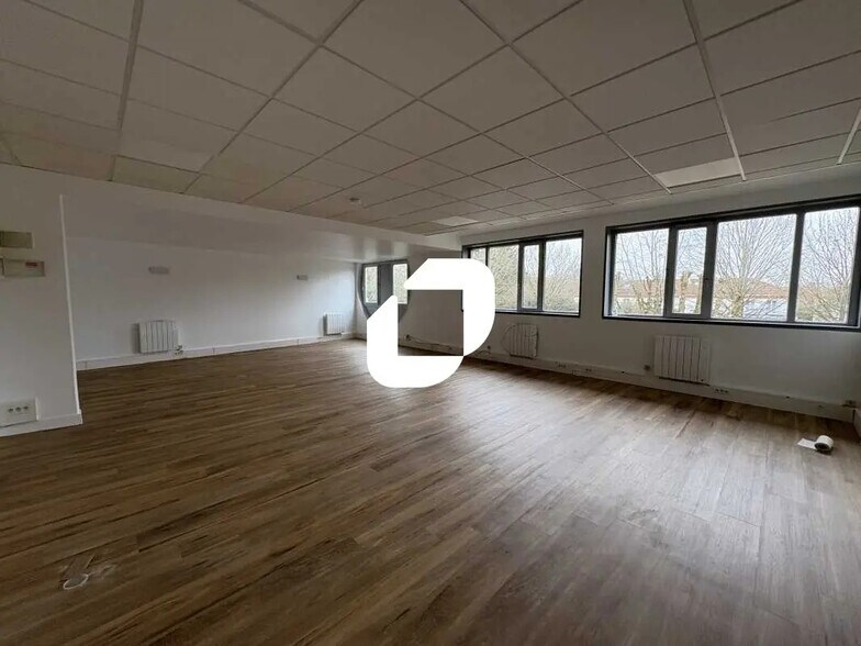 21 Rue Jacques Cartier, Voisins-le-Bretonneux for lease - Interior Photo - Image 3 of 14