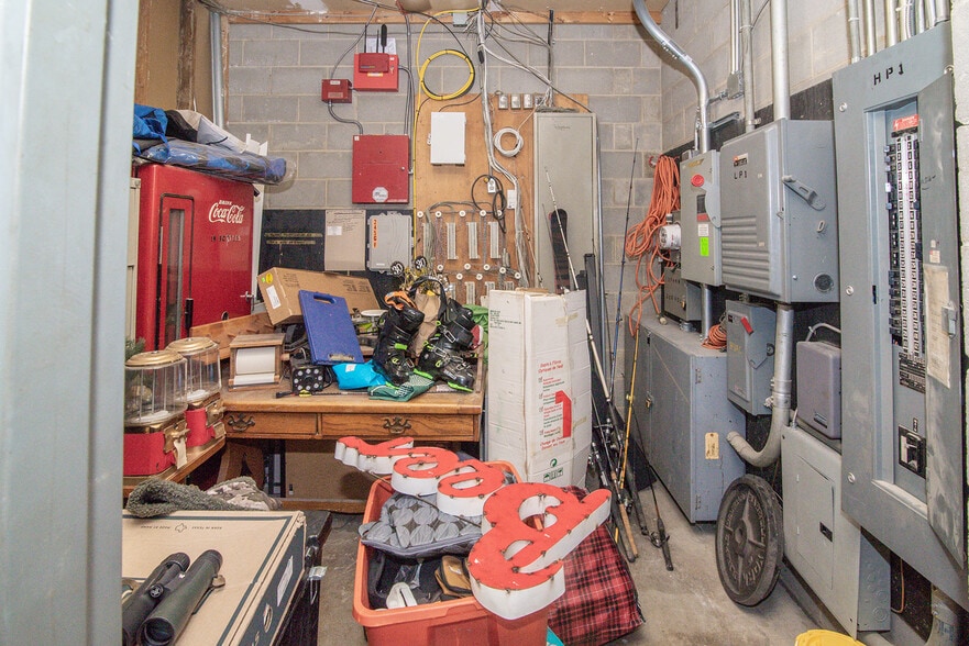 245 Grandview Ave, Bellevue, KY for lease - Interior Photo - Image 3 of 28