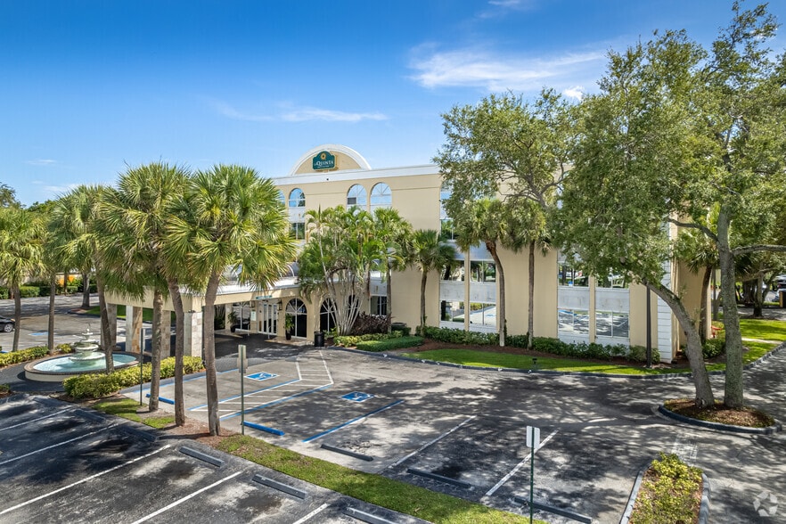 100 SW 12th Ave, Deerfield Beach, FL for sale - Primary Photo - Image 1 of 5