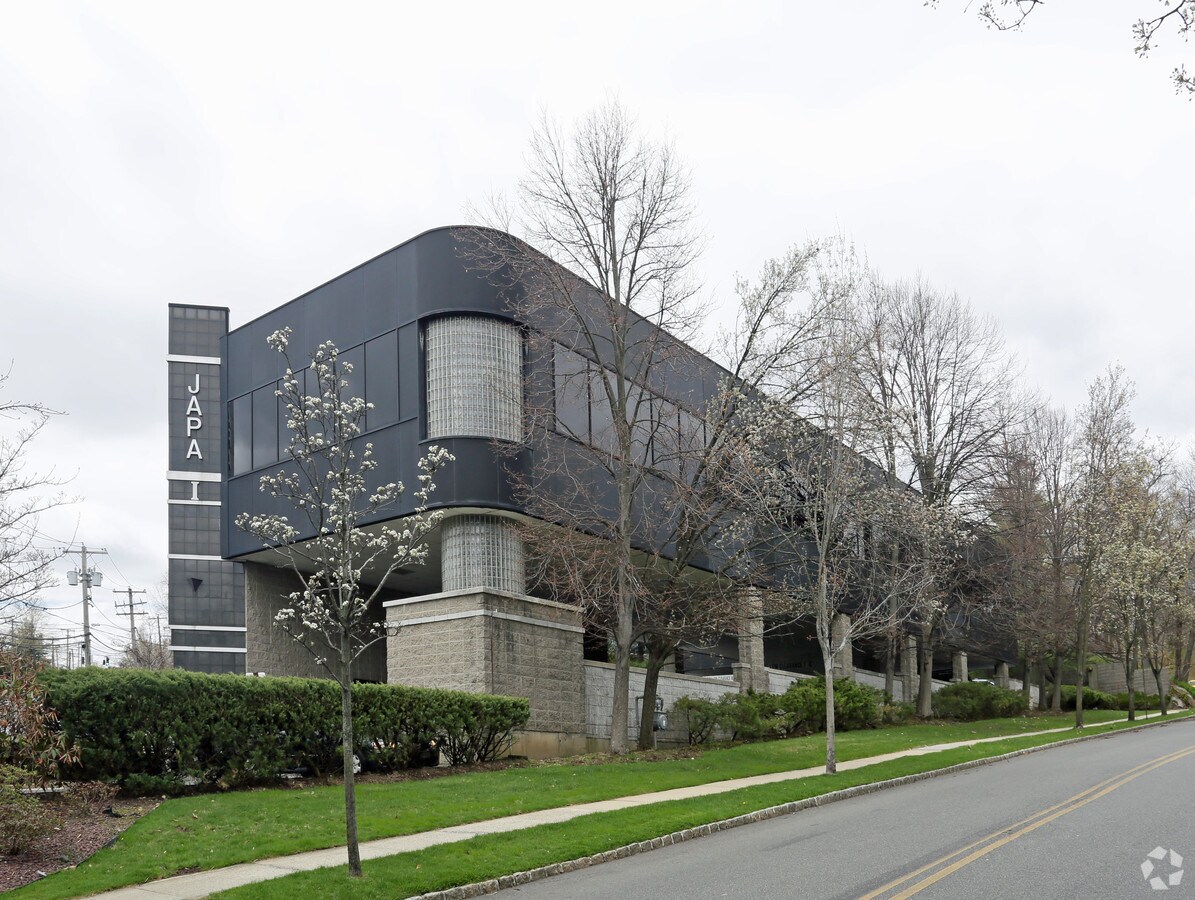 891 Northern Blvd, Great Neck, NY 11021