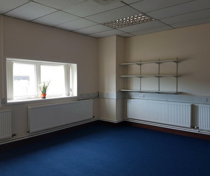 1 Potter Pl, Skelmersdale for lease - Interior Photo - Image 3 of 8