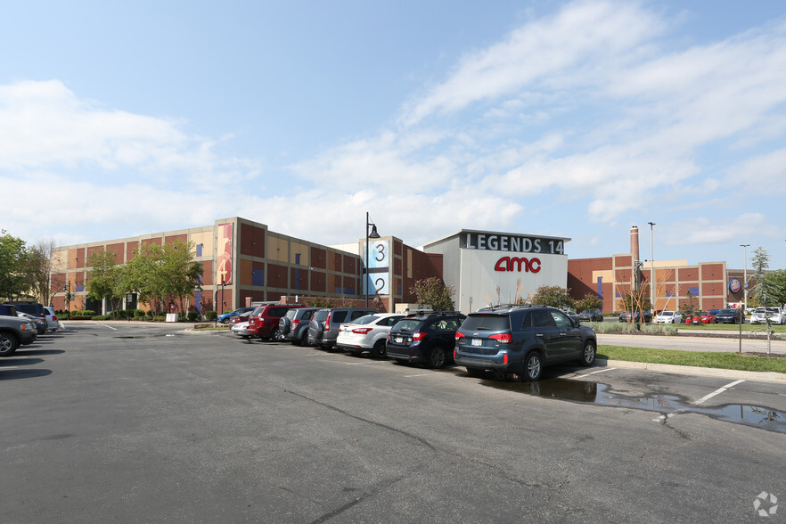 1821 Village West Pky, Kansas City, KS for lease - Primary Photo - Image 1 of 13