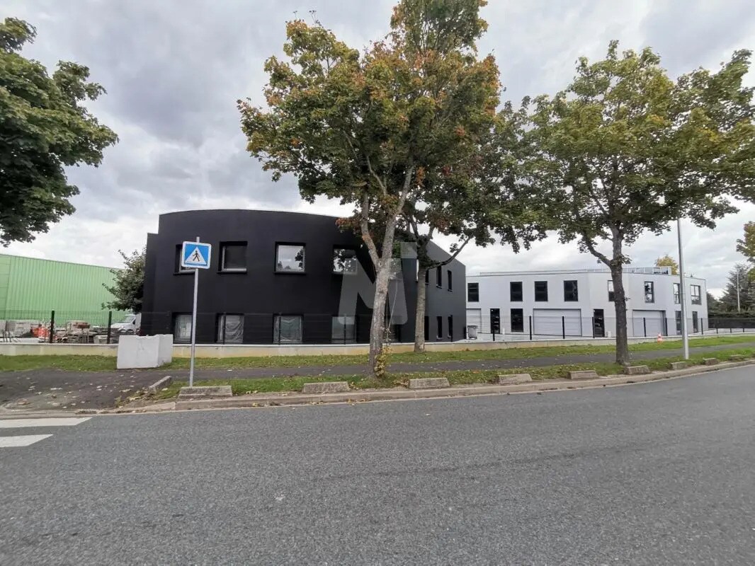 Office in Grigny for lease Building Photo- Image 1 of 8