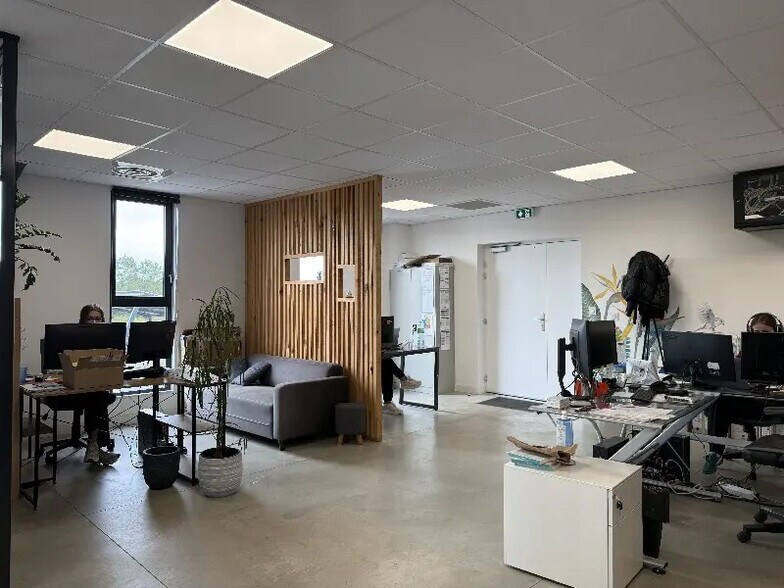 Flex in Martillac for lease - Interior Photo - Image 2 of 5