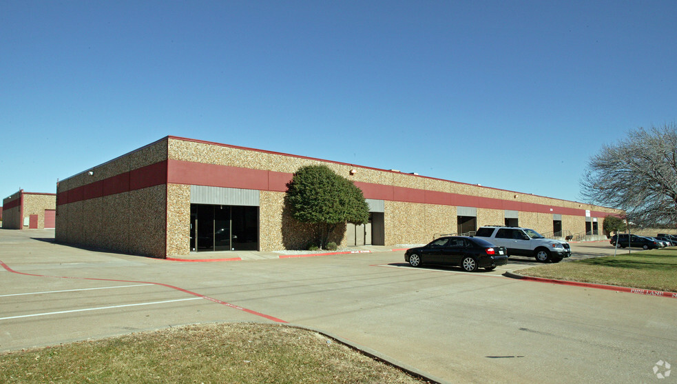 3235 Skylane Dr, Carrollton, TX for lease - Building Photo - Image 2 of 5