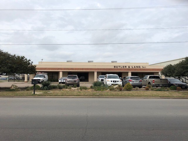 10821-10823 Sanden Dr, Dallas, TX for lease - Primary Photo - Image 1 of 8