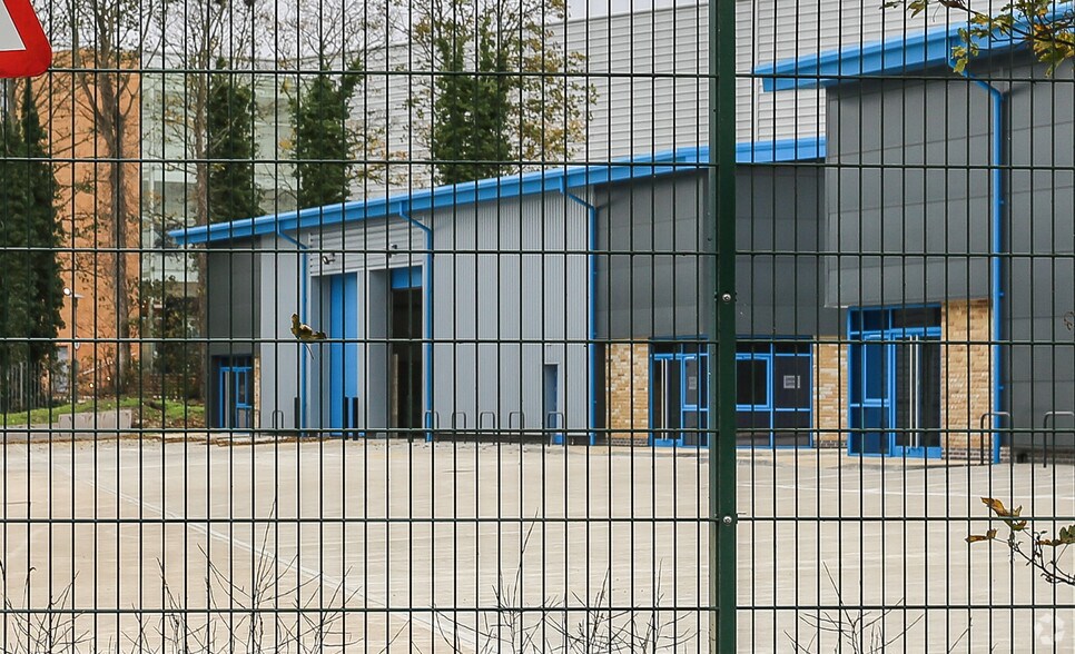 Colne Bridge Rd, Huddersfield, HD5 0RH