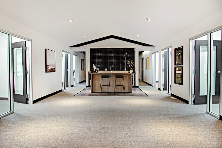 5950 Roe Ave, Mission, KS for lease Interior Photo- Image 1 of 9