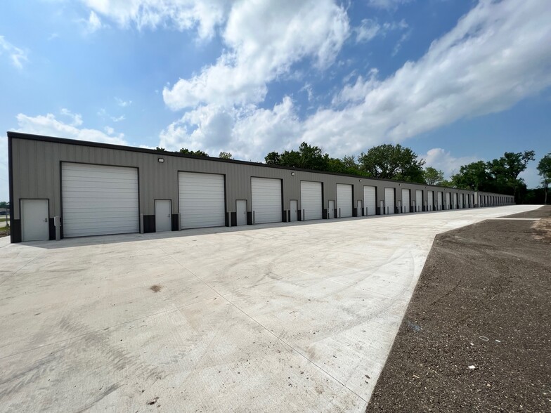 660 NE US Highway 24, Topeka, KS for lease - Building Photo - Image 1 of 10