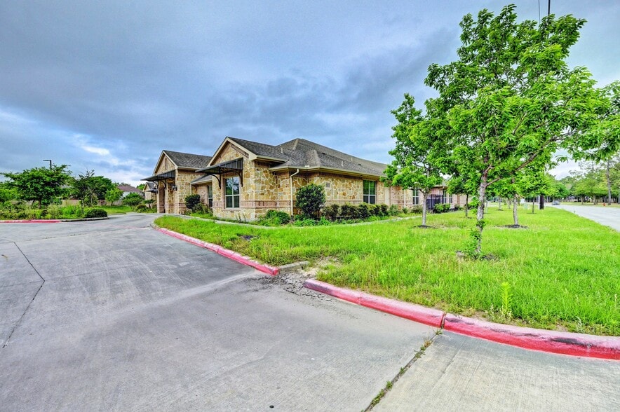 18111 Timber Forest Dr, Humble, TX for sale - Primary Photo - Image 1 of 8