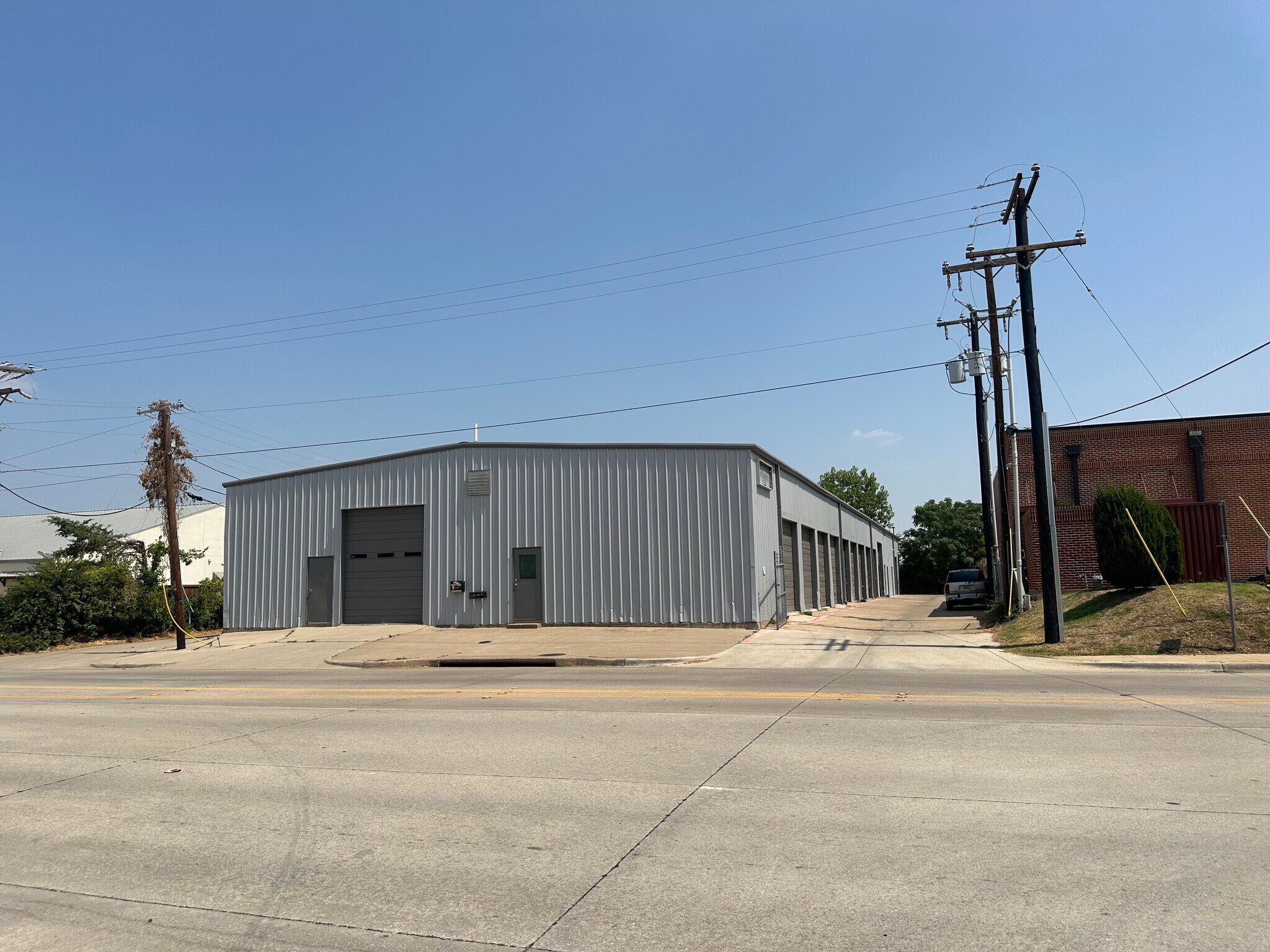 120 N Dooley St, Grapevine, TX for lease Building Photo- Image 1 of 6