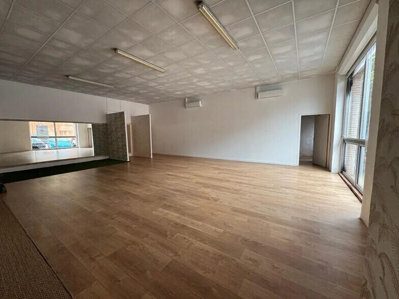 Retail in L'ISLE-JOURDAIN for lease - Interior Photo - Image 2 of 6