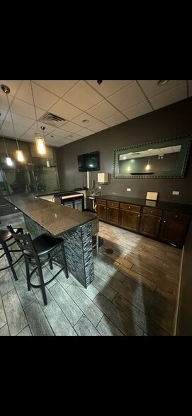 7831 W 95th St, Hickory Hills, IL for lease - Building Photo - Image 2 of 6