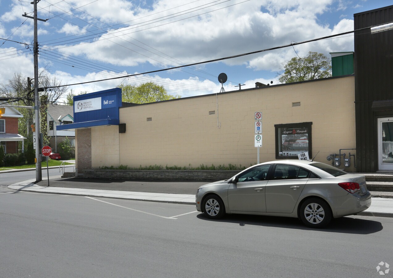 68 Daniel St N, Arnprior, ON K7S 2K5