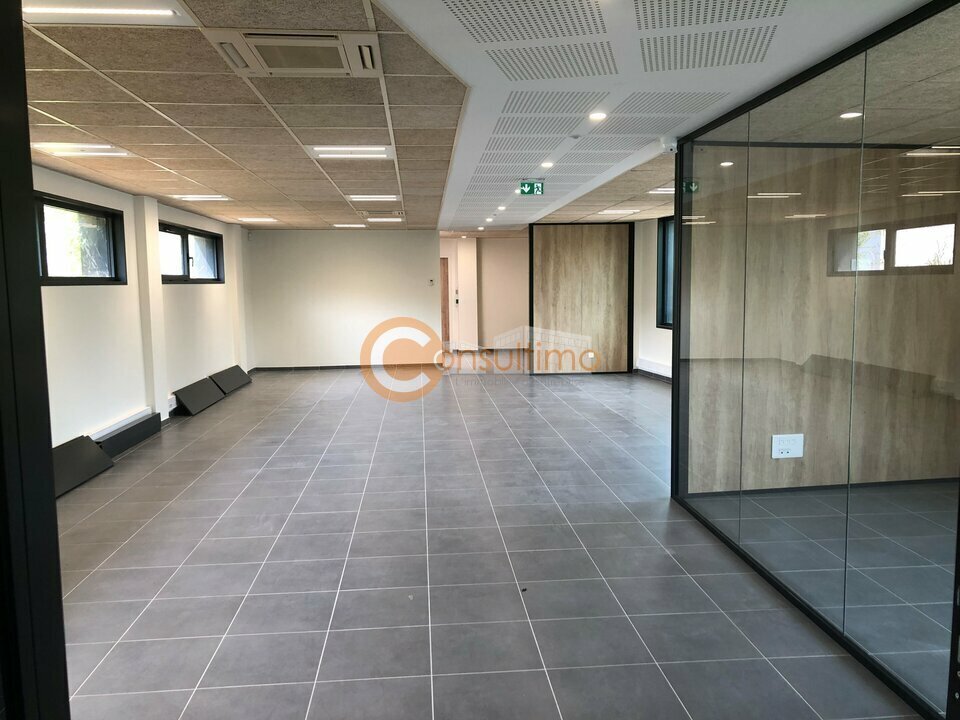 Office in Cenon for lease Building Photo- Image 1 of 10