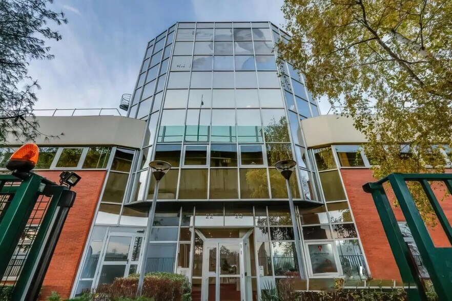 22-23 Quai Du President Carnot, Saint-Cloud for sale - Building Photo - Image 3 of 10