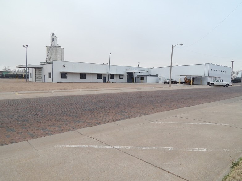 504 Topeka St, Larned, KS for sale - Primary Photo - Image 1 of 1