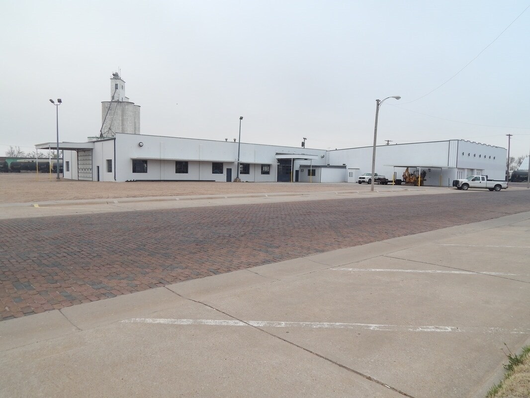 504 Topeka St, Larned, KS for sale Primary Photo- Image 1 of 1