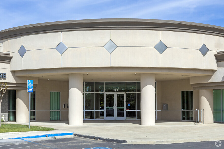 7485 N Palm Ave, Fresno, CA for lease - Building Photo - Image 3 of 6