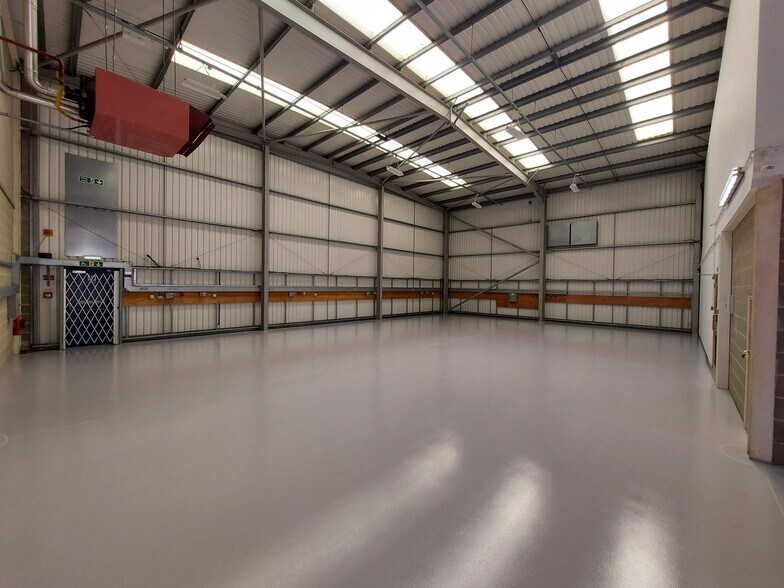 Units 17-18, Decimus Park, Tunbridge Wells for lease - Interior Photo - Image 2 of 7