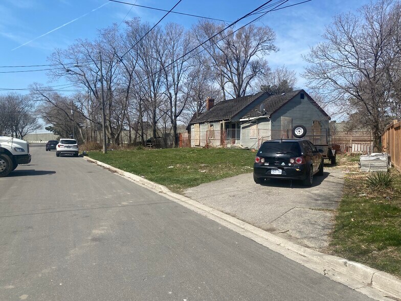 36 Marquette Av & 1 Brightwood St, Toronto, ON for sale - Building Photo - Image 3 of 5