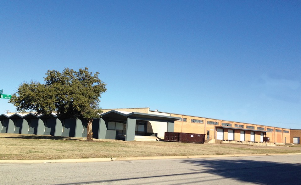 8400 Ambassador Row, Dallas, TX for lease - Building Photo - Image 2 of 2