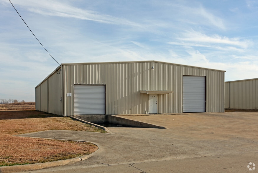 204 Industrial Dr, Forney, TX for lease - Primary Photo - Image 1 of 3