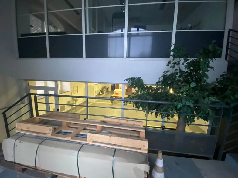 Office in Marseille for lease - Interior Photo - Image 3 of 6