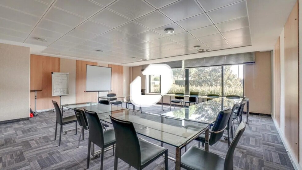 Office in Lieusaint for lease - Building Photo - Image 3 of 14