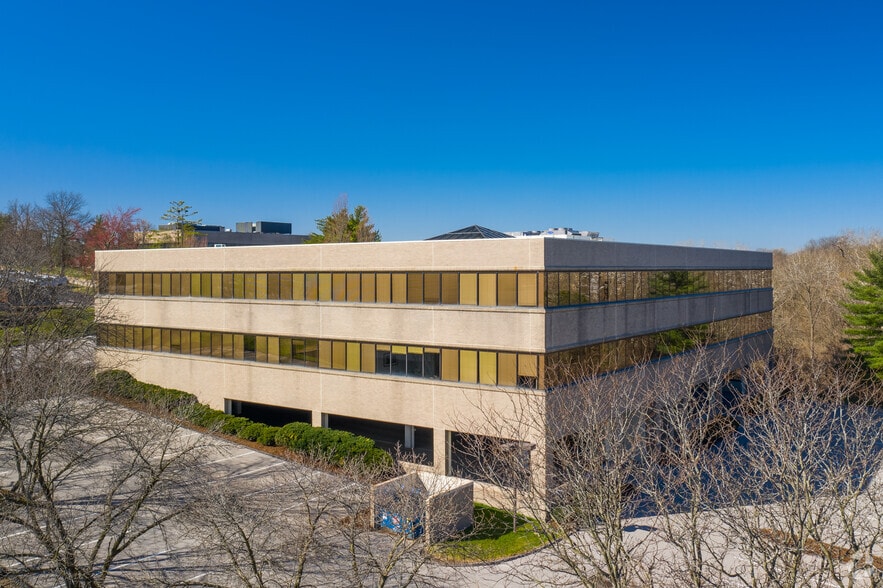 1716 Hidden Creek Ct, Saint Louis, MO for lease - Building Photo - Image 2 of 4