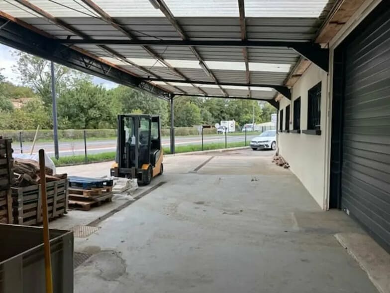 Industrial in Porte des Pierres Dorées for lease - Building Photo - Image 1 of 4