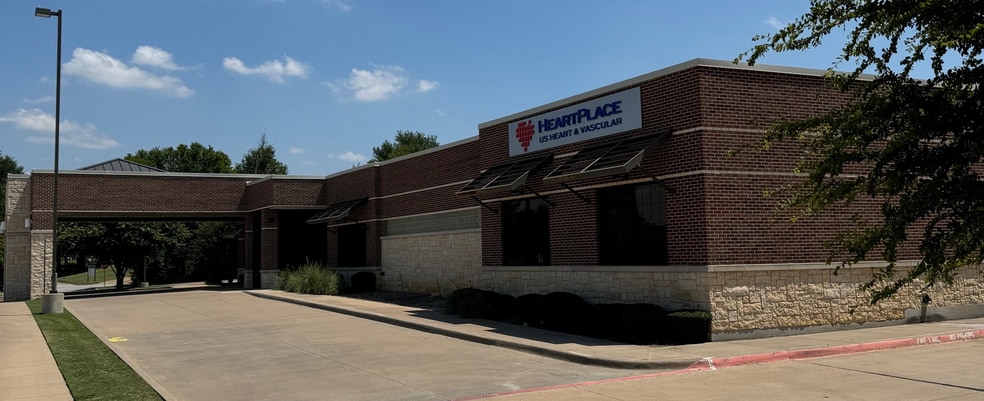 1924 Forest Ridge Dr, Bedford, TX for lease - Building Photo - Image 2 of 8