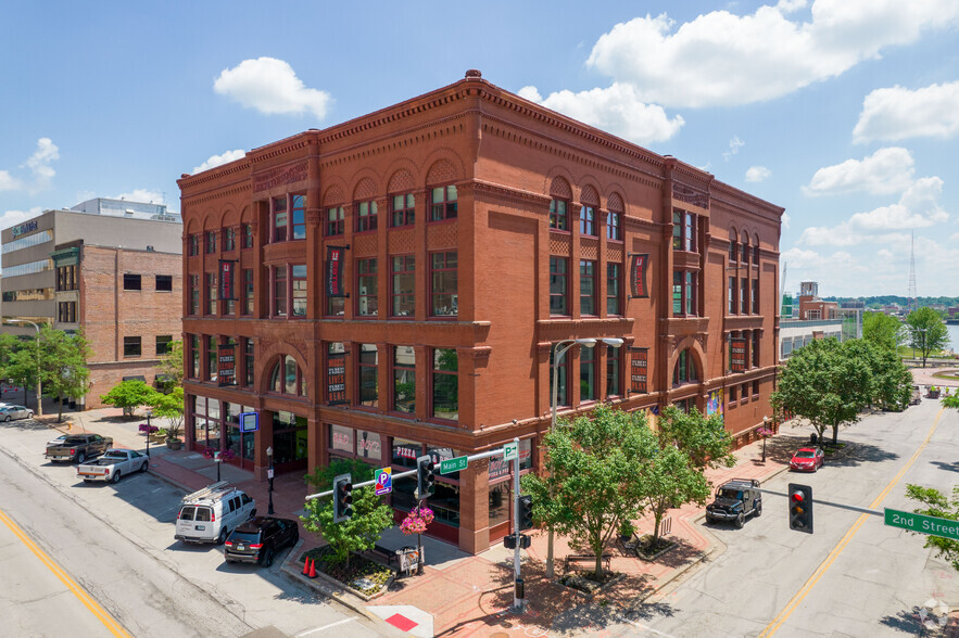 131 W 2nd St, Davenport, IA for sale - Primary Photo - Image 1 of 17