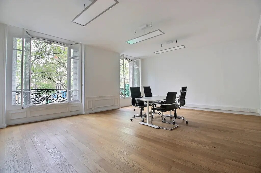 Office in Paris for lease Interior Photo- Image 1 of 6