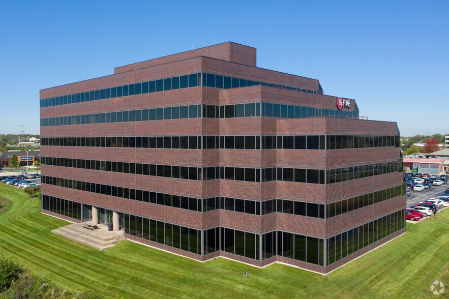 999 Oakmont Plaza Dr, Westmont, IL for lease - Building Photo - Image 3 of 16