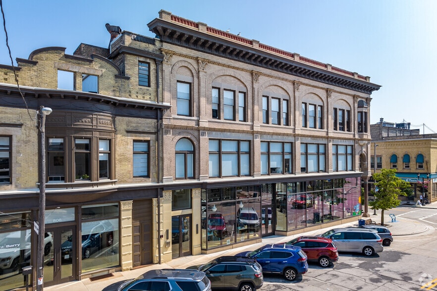 914 S 8th St, Manitowoc, WI for lease - Building Photo - Image 3 of 6